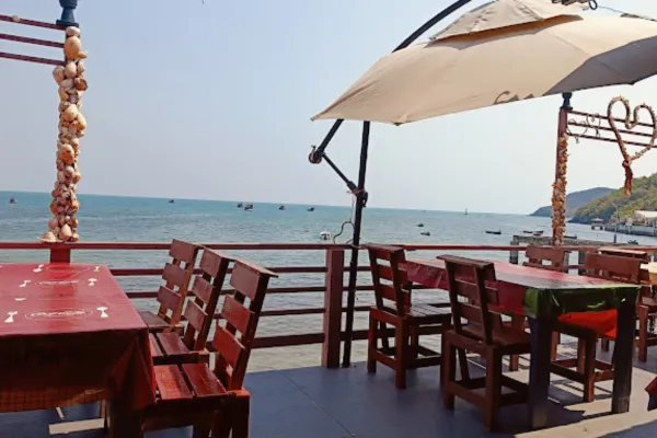 Jey-Phueng-Seafood-Restaurant-samaesarn-cover
